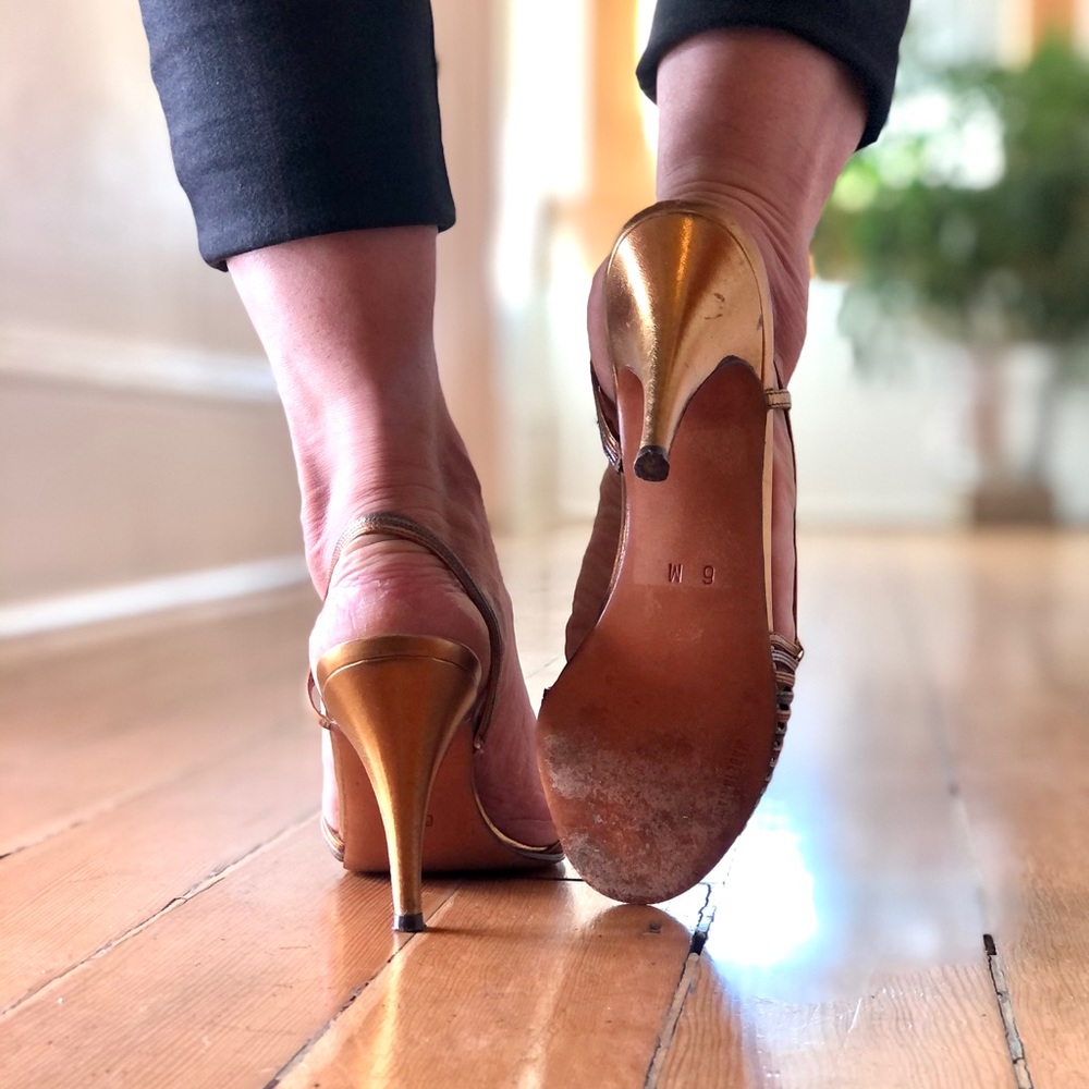 ⭐️ Vintage Gold Heels ⭐️ - Picture 6 of 13
